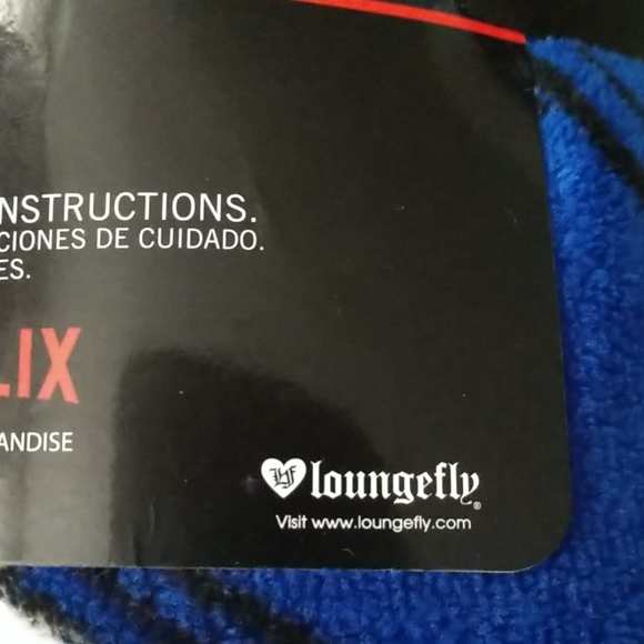 NWT Loungefly Stranger Things Fleece Throw - Picture 6 of 6